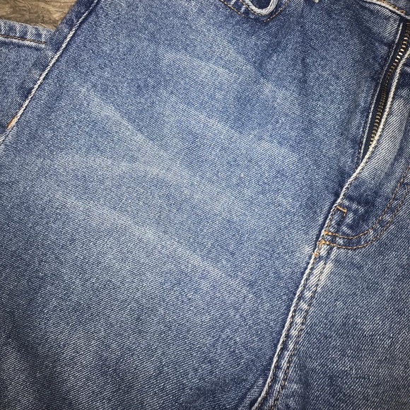 FOREVER21 Lightwash high waisted mom jeans - Picture 5 of 5